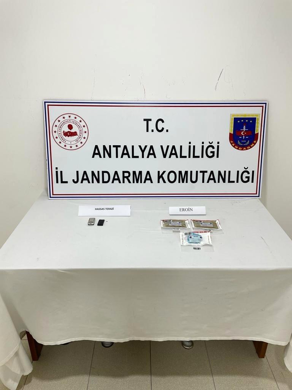 Manavgat\'ta turistlere uyuşturucu satan şüpheliye jandarma baskını