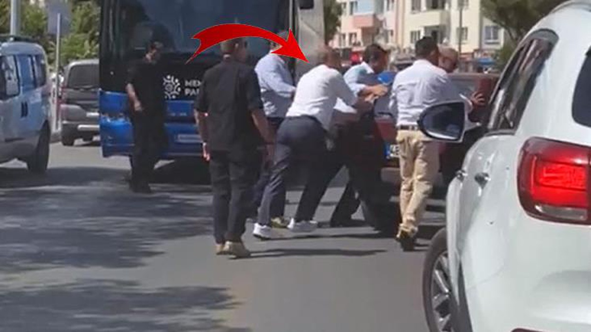 Memleket Partisi lideri Muharrem İnce, yolda kalan aracı itti! O anlar vatandaşın kamerasına yansıdı