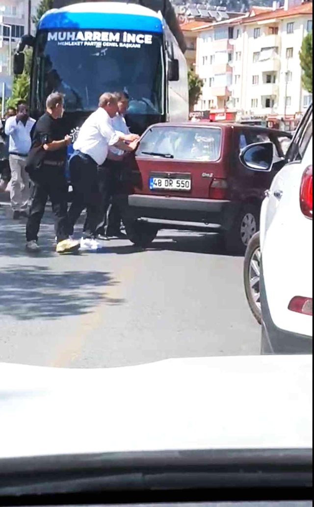 Muharrem İnce otobüsten inip araba itti Muharrem İnce otobüsten inip araba itti