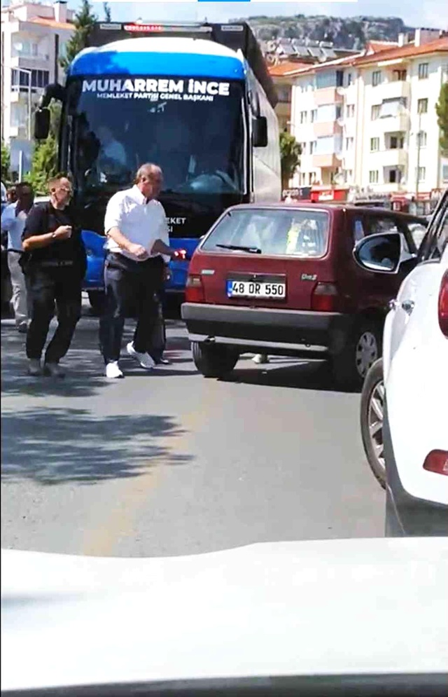 Muharrem İnce otobüsten inip araba itti Muharrem İnce otobüsten inip araba itti