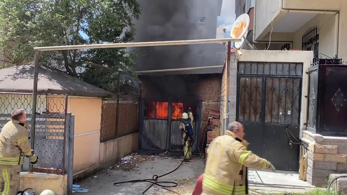 Ataşehir\'de otomobil yedek parçalarının olduğu garaj alev alev yandı