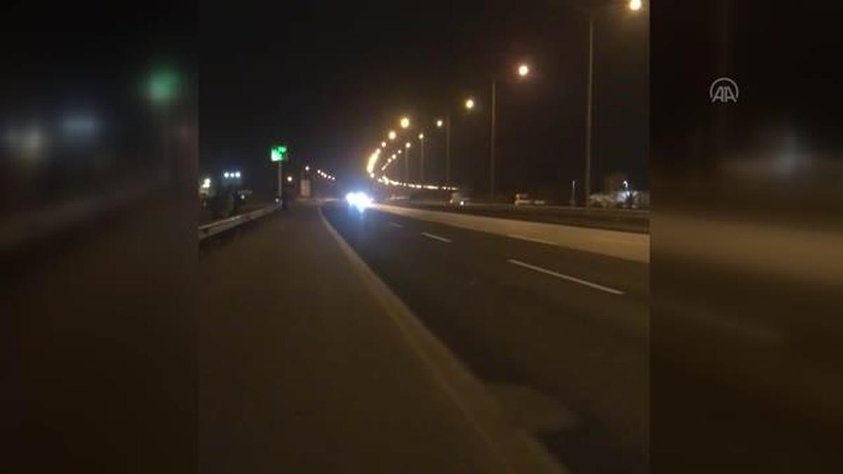 Adana\'da otoyolda yarışan otomobil yol kenarındaki seyirciye çarptı