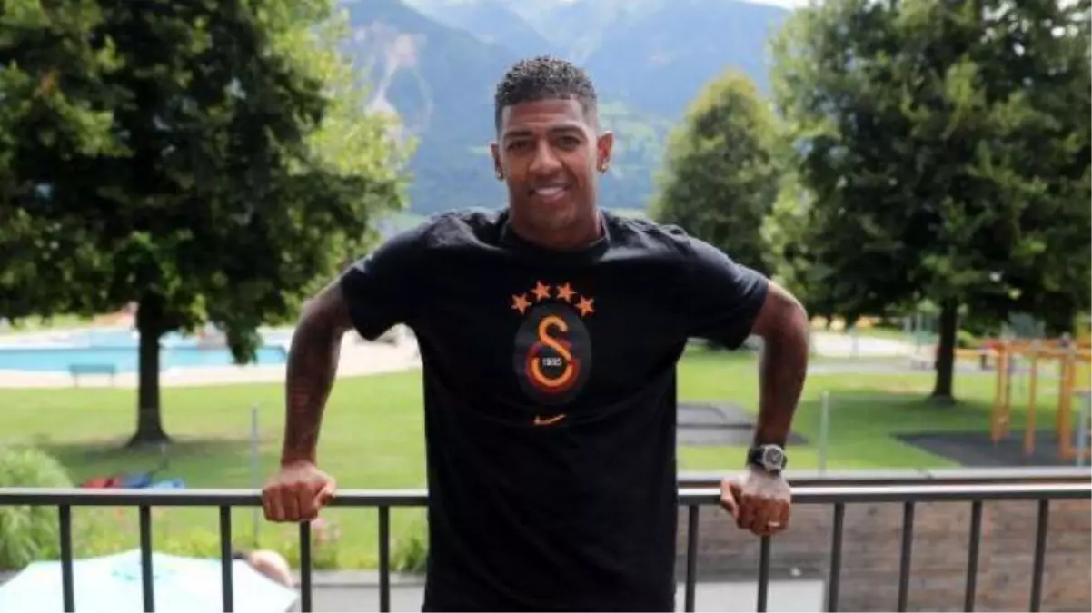 Patrick van Aanholt\'tan kupa sözü: Ligi Galatasaray\'ın hak ettiği yer olan en tepede bitireceğiz