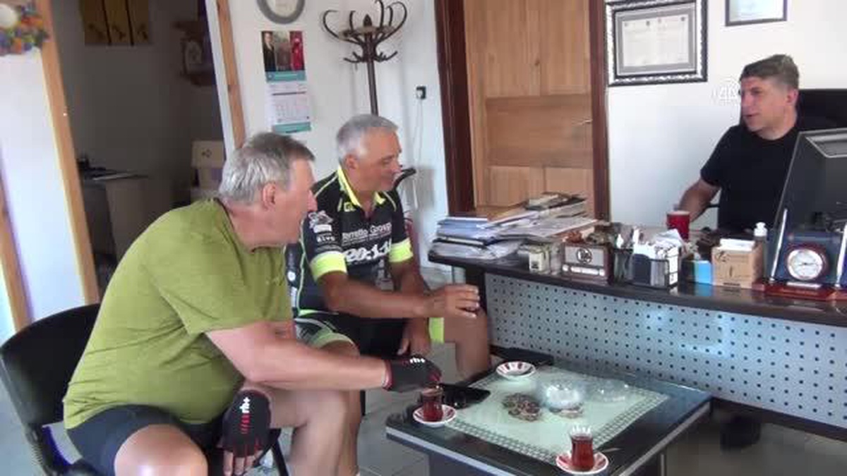 Pedal çevirerek gezen 2 İtalyan Beypazarı\'na geldi