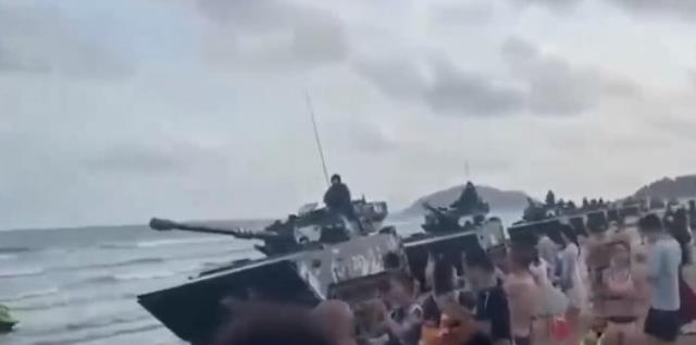 Pelosi'nin olası Tayvan ziyareti Çin ordusunu harekete geçirdi: Savaş jetlerini uçurup, plajlara tank yığdılar Pelosi'nin olası Tayvan ziyareti Çin ordusunu harekete geçirdi: Savaş jetlerini uçurup, plajlara tank yığdılar