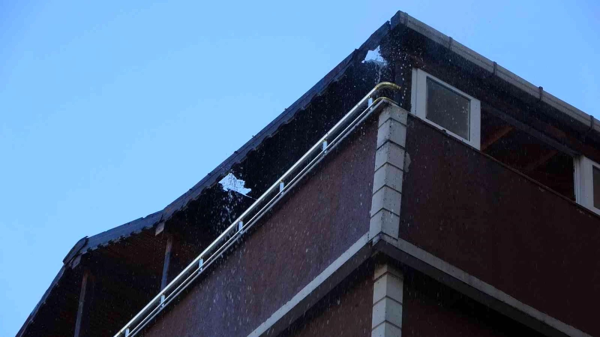 Pendik\'te çatı katında çıkan yangın korkuttu