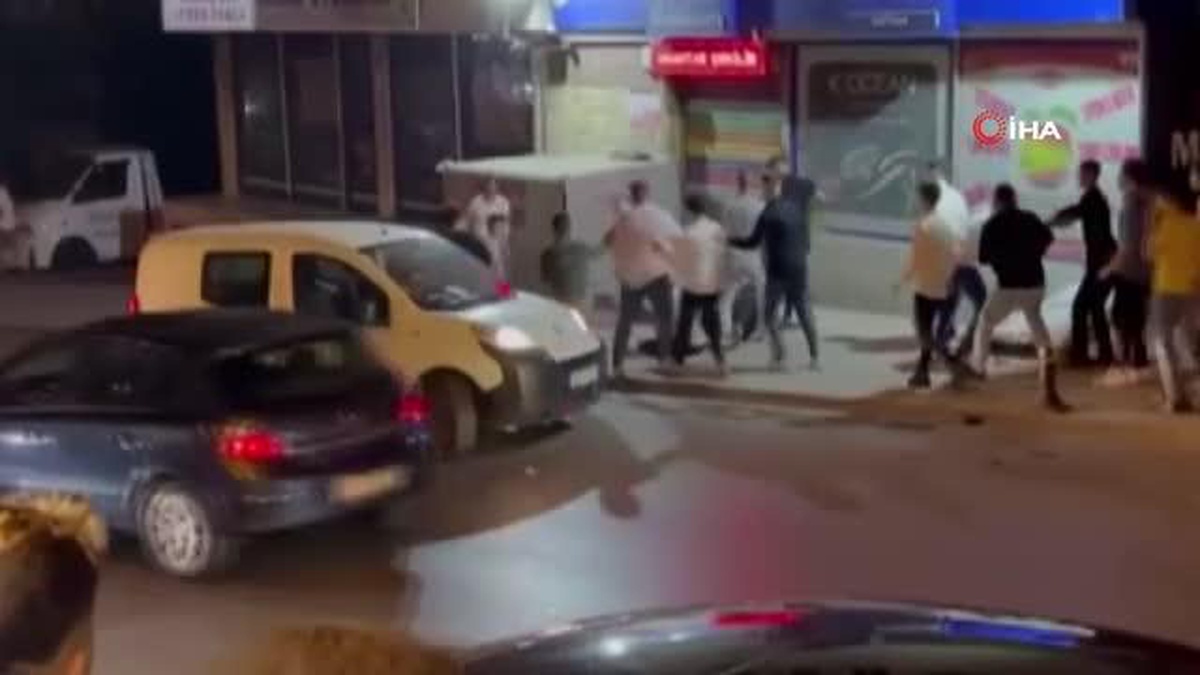 Pendik\'te meydan kavgası: Defalarca tekmelediler