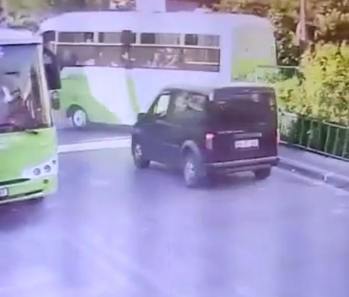 Rampada geri kayan halk otobüsü, başka otobüse çarpıp bahçeye düştü: 8 yaralı (2)