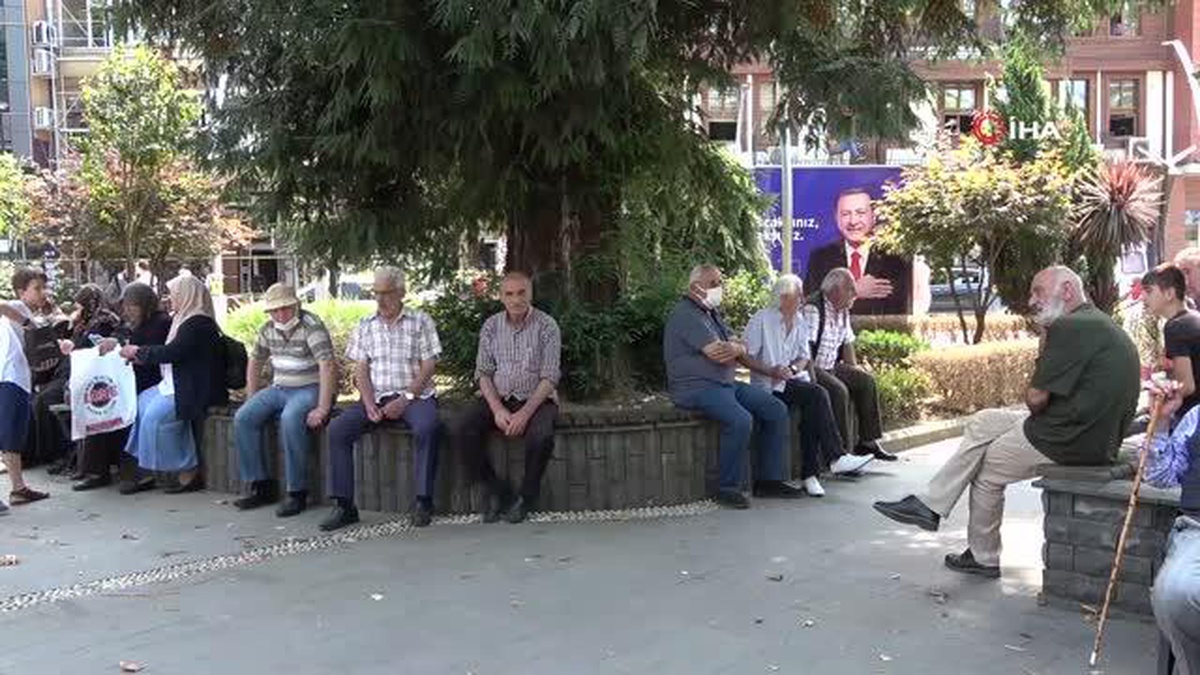 Rize\'de bunaltan sıcaklıklar nedeniyle vatandaşlar gölgelere akın etti