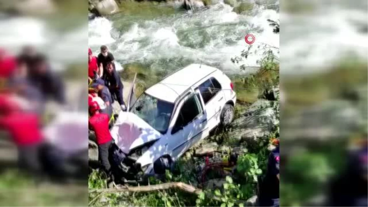 Rize\'de dere yatağına düşen otomobildeki 3 kişi yaralandı