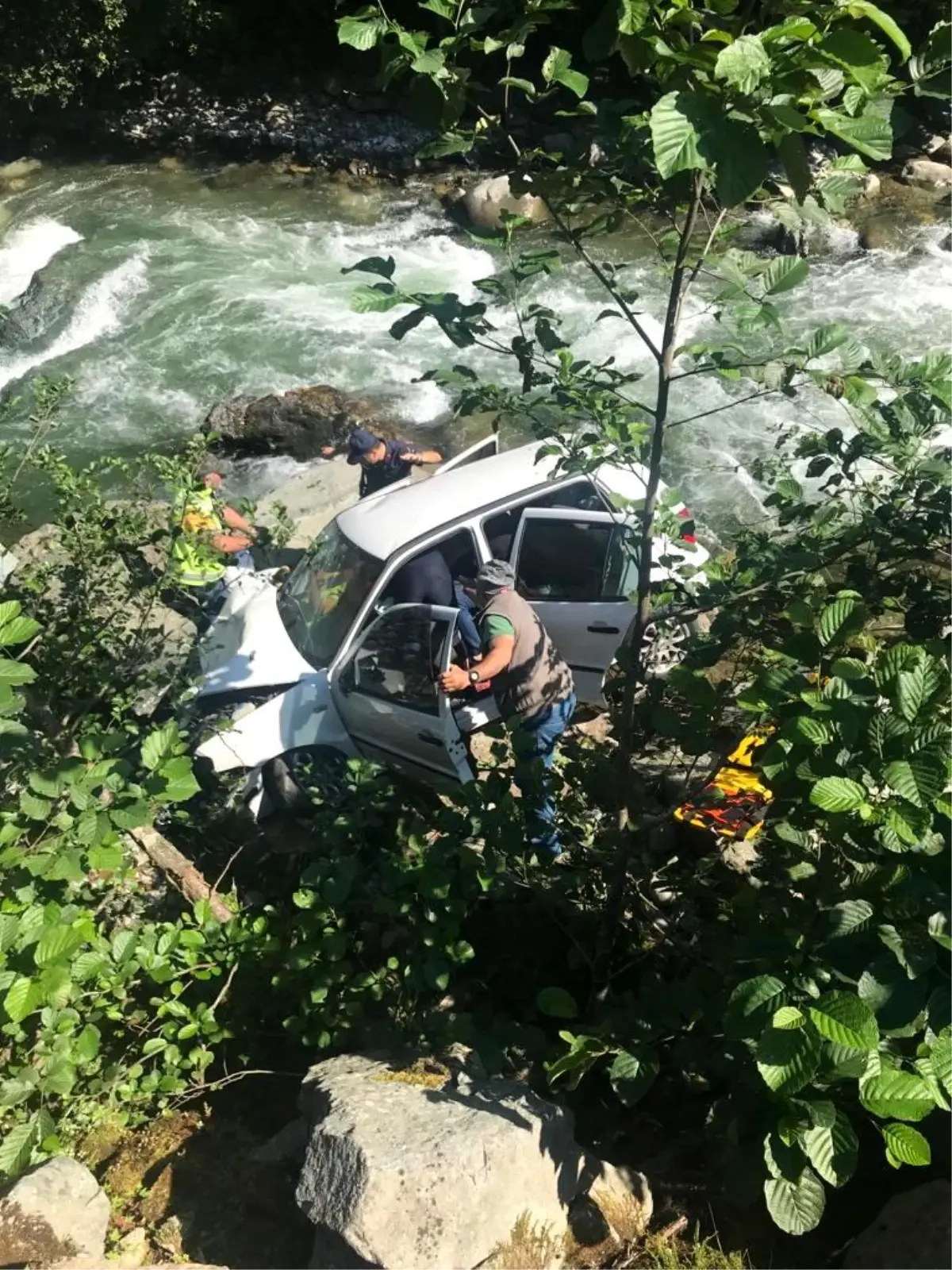 Rize\'de otomobil dereye uçtu: 3 yaralı