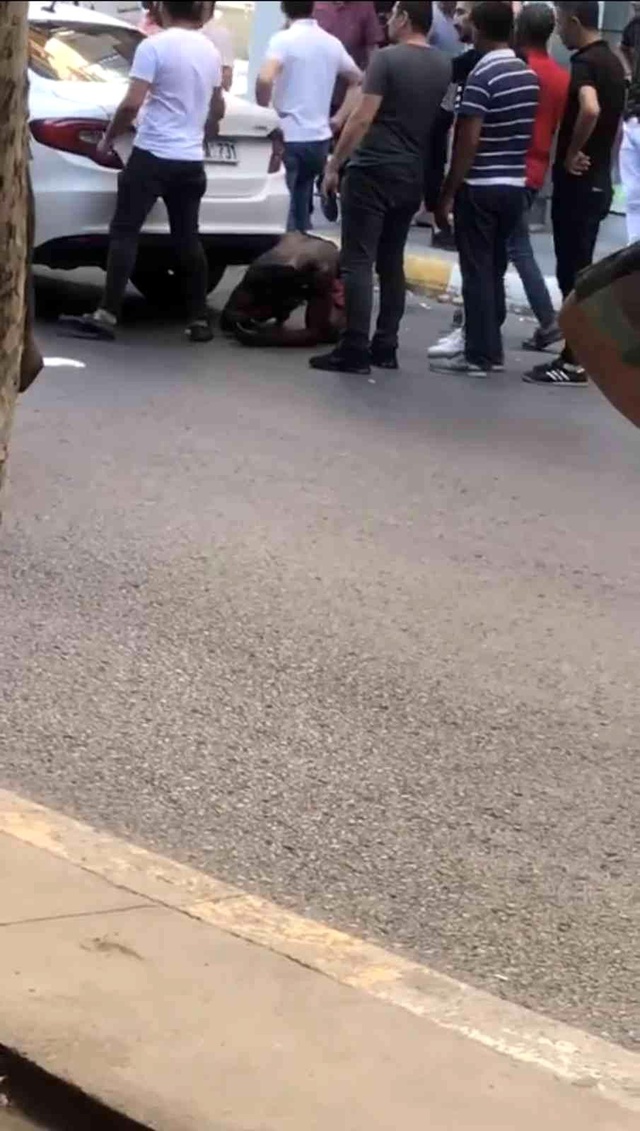 Sinir krizi geçiren Nijeryalı, Esenyurt'u birbirine kattı! Yalın ayak gezip, otomobilin tavanını patlattı Sinir krizi geçiren Nijeryalı, Esenyurt'u birbirine kattı! Yalın ayak gezip, otomobilin tavanını patlattı