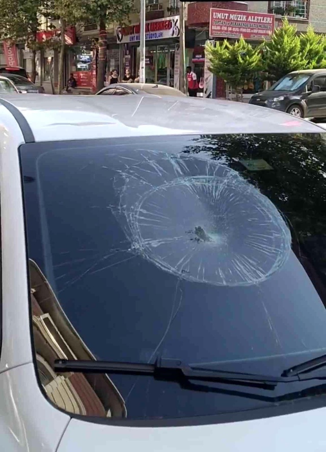 Sinir krizi geçiren Nijeryalı, Esenyurt'u birbirine kattı! Yalın ayak gezip, otomobilin tavanını patlattı Sinir krizi geçiren Nijeryalı, Esenyurt'u birbirine kattı! Yalın ayak gezip, otomobilin tavanını patlattı