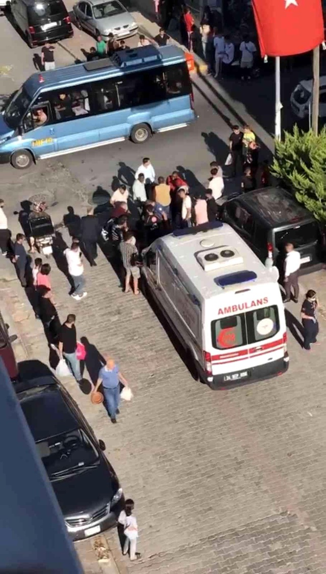 Sinir krizi geçiren Nijeryalı, Esenyurt'u birbirine kattı! Yalın ayak gezip, otomobilin tavanını patlattı Sinir krizi geçiren Nijeryalı, Esenyurt'u birbirine kattı! Yalın ayak gezip, otomobilin tavanını patlattı