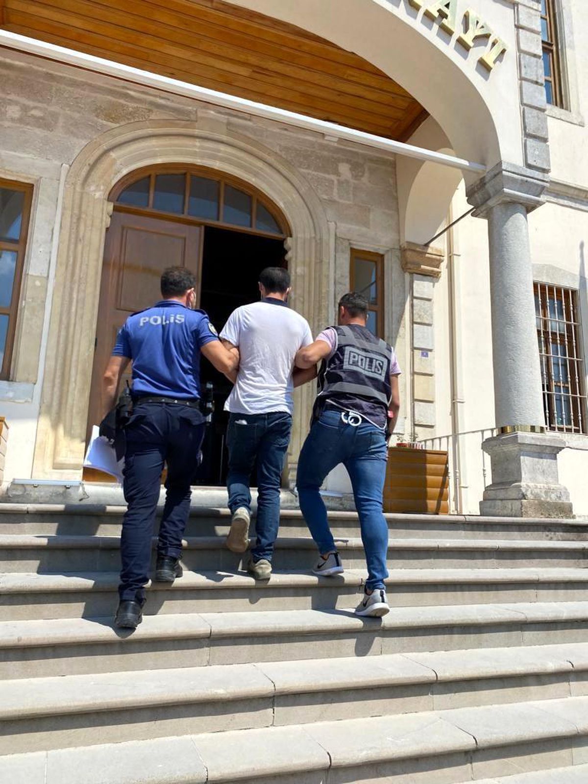Sinop\'ta aranan 3 şahıs yakalanarak cezaevine teslim edildi