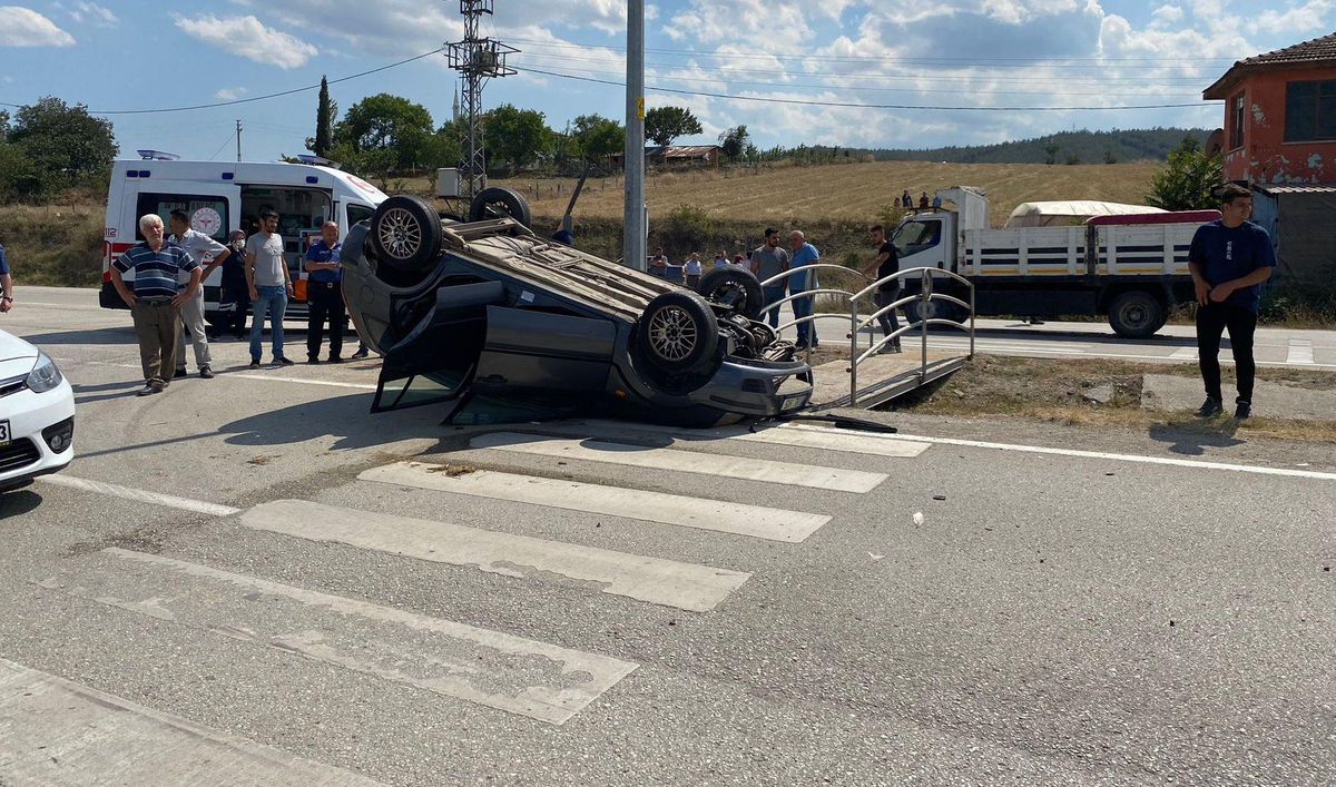Sinop\'ta devrilen otomobildeki 2 kişi yaralandı