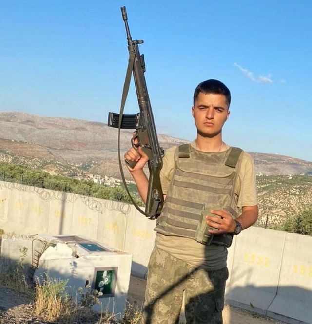 Bu acının tarifi yok! Şehit askerden geriye annesinin eline kına yaktığı görüntü kaldı Bu acının tarifi yok! Şehit askerden geriye annesinin eline kına yaktığı görüntü kaldı