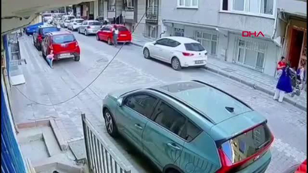 İSTANBUL -SULTANGAZİ\'DE MOTOSİKLET YOLA FIRLAYAN ÇOCUĞA ÇARPTI, SÜRÜCÜ DURMAYIP DEVAM ETTİ