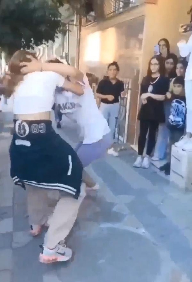 Bir tarafta kızlar, diğer tarafta erkekler! Aynı ilçeden gelen kavga görüntüleri pes dedirtti Bir tarafta kızlar, diğer tarafta erkekler! Aynı ilçeden gelen kavga görüntüleri pes dedirtti