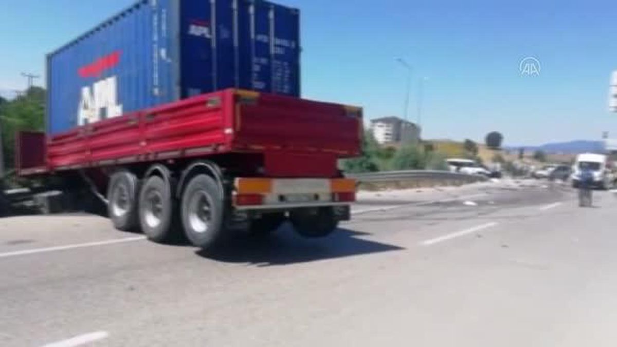 Bursa'da tırla otomobilin çarpışması sonucu 1 kişi öldü, 3 kişi yaralandı
