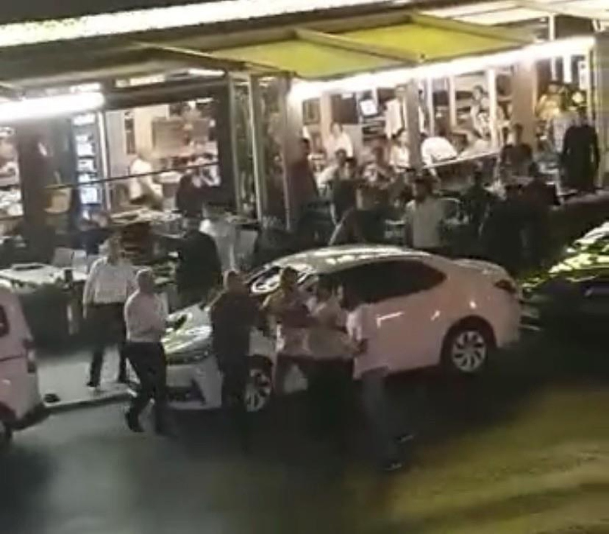 Ünlü işkembecide "yanlış sipariş" kavgası kamerada: Canını zor kurtardı