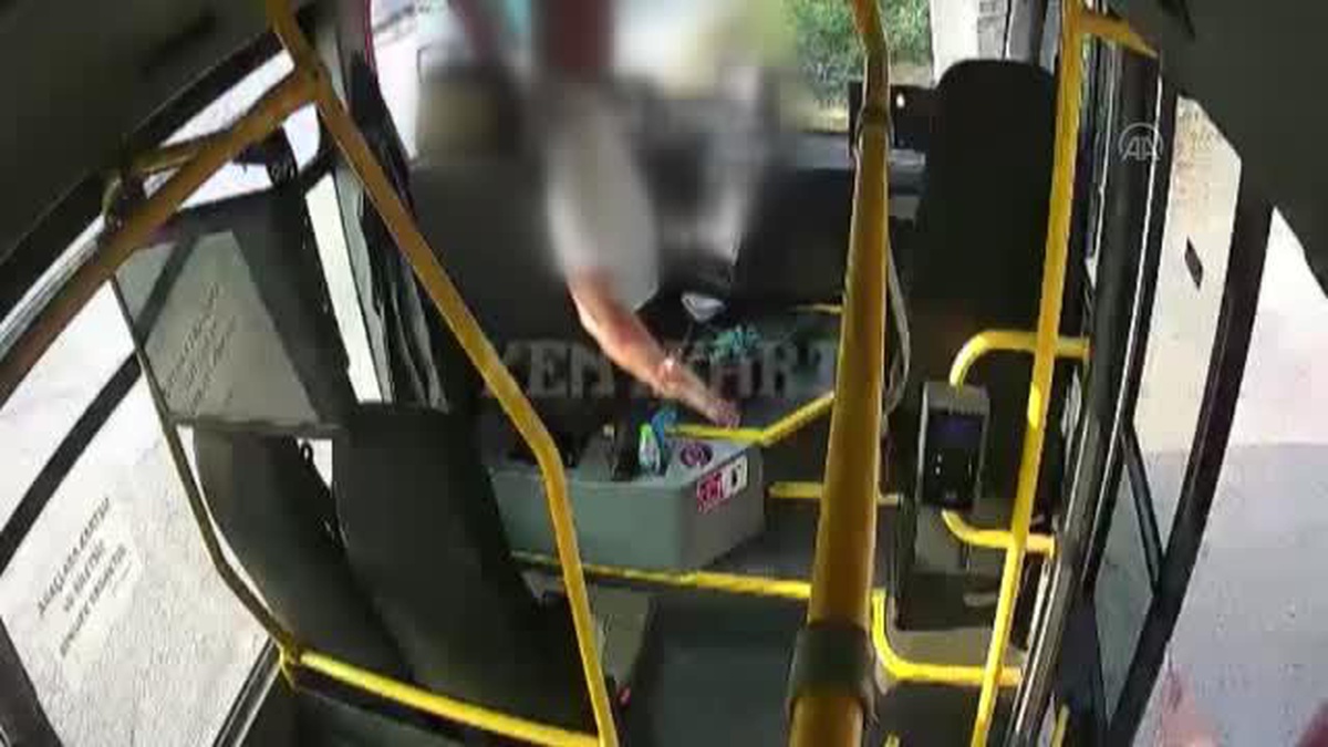 Düzce\'de yolcunun hareket halindeki minibüste sürücüye yumruk atması kaydedildi