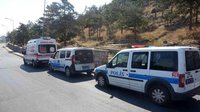 Dağlık alanda yürüyüş yapan çocuklar ağaca asılı ceset buldu Dağlık alanda yürüyüş yapan çocuklar ağaca asılı ceset buldu