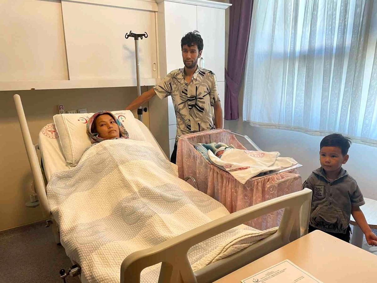 Afgan kadın, nehrin ortasında ölümün kıyısında bota tutunarak doğum yaptı