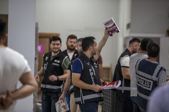 Ankara Emniyeti'nin Yediiklim Yayınevi'ne düzenlediği operasyondan ilk görüntüler