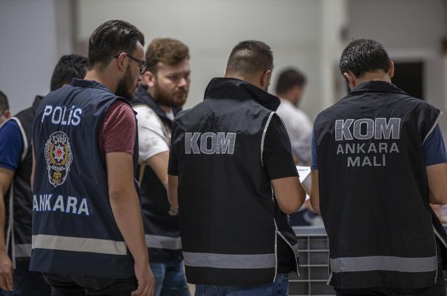 Ankara Emniyeti'nin Yediiklim Yayınevi'ne düzenlediği operasyondan ilk görüntüler