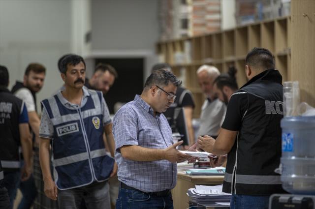 Ankara Emniyeti'nin Yediiklim Yayınevi'ne düzenlediği operasyondan ilk görüntüler