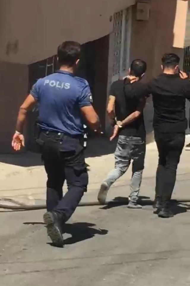 Annesi ve kız kardeşini eve kilitleyip, yangın çıkardı! Mahallede büyük panik Annesi ve kız kardeşini eve kilitleyip, yangın çıkardı! Mahallede büyük panik
