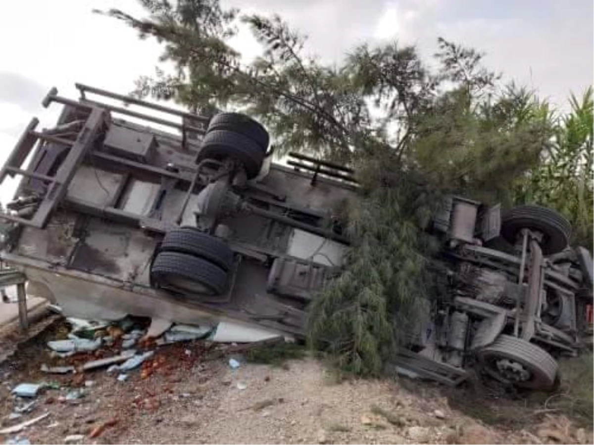 Antalya\'da kamyon ile tur otobüsü çarpıştı: 1 ölü, 6 yaralı
