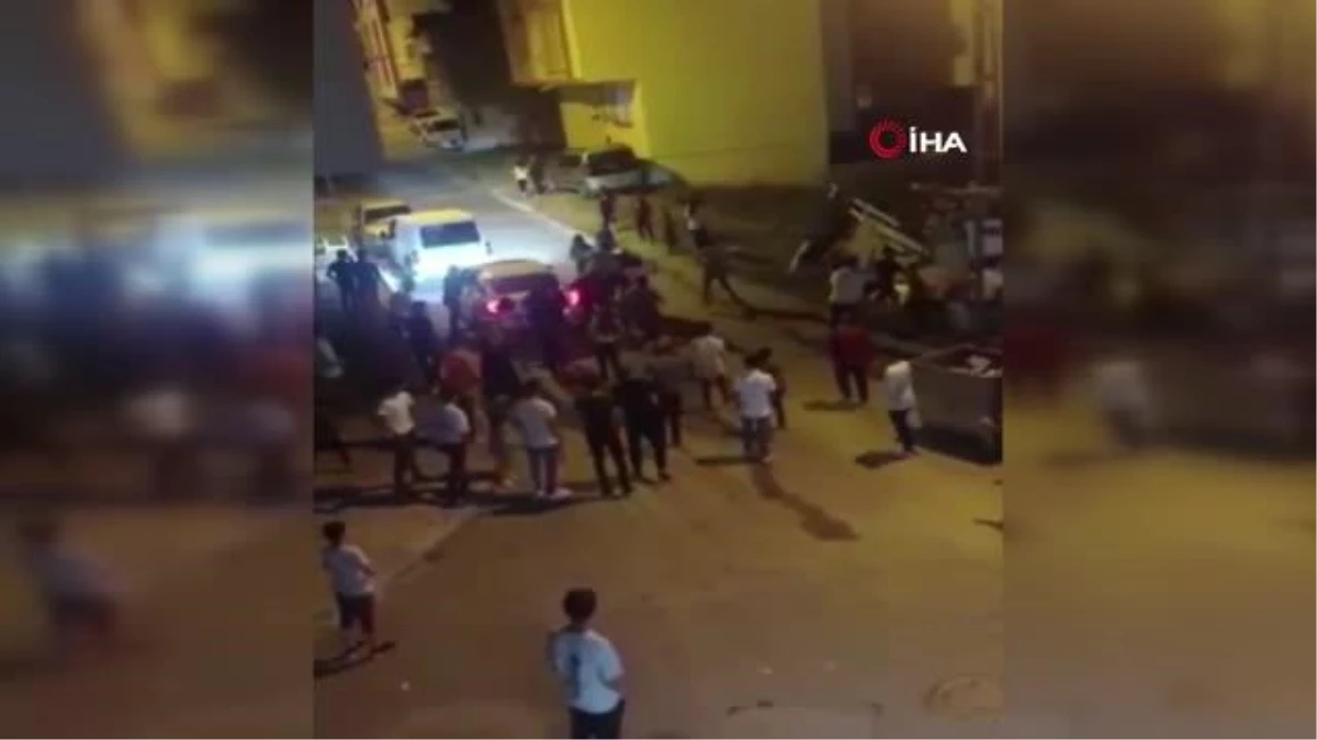 Arnavutköy\'de "yan baktın" kavgası: Birbirlerine sopalarla saldırdılar