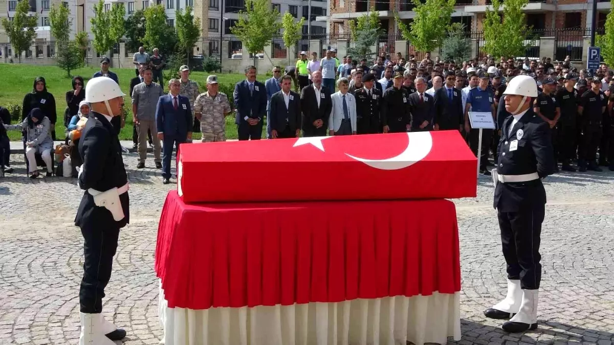 Beyin kanaması sonucu hayatını kaybeden polis memuru için tören düzenlendi