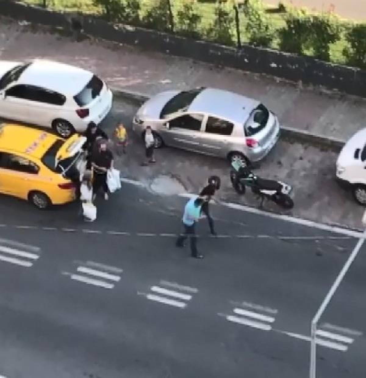 BEYLİKDÜZÜ\'NDE TAKSİ ŞOFÖRÜYLE MOTOSİKLET SÜRÜCÜSÜ ARASINDA TEKMELİ YUMRUKLU KAVGA