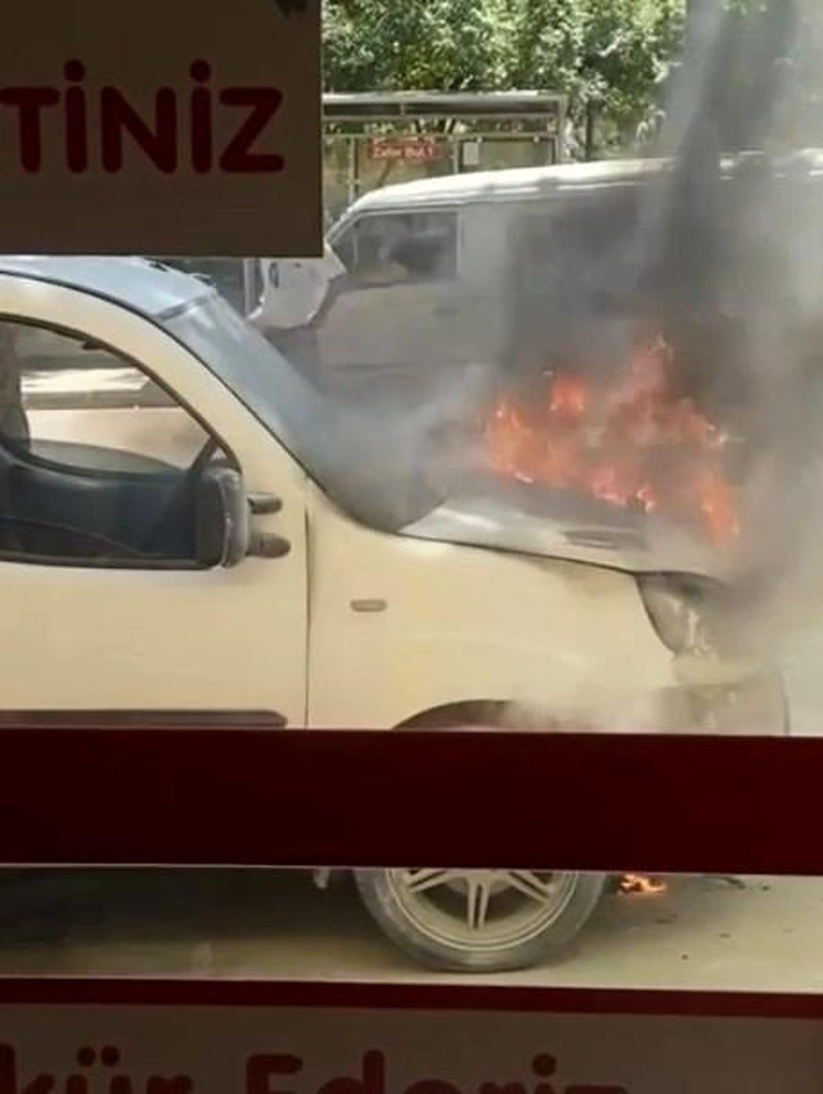 Bursa\'da seyir halindeki hafif ticari araç alev alev yandı