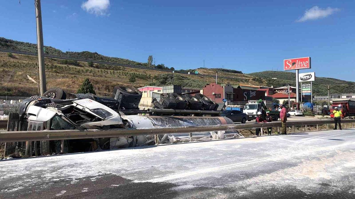 Bursa\'da tır refüje devrildi: 1 yaralı