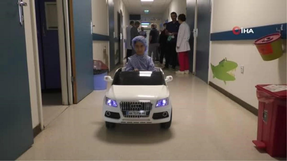 Çocuklar ameliyata akülü araba ile gidiyor