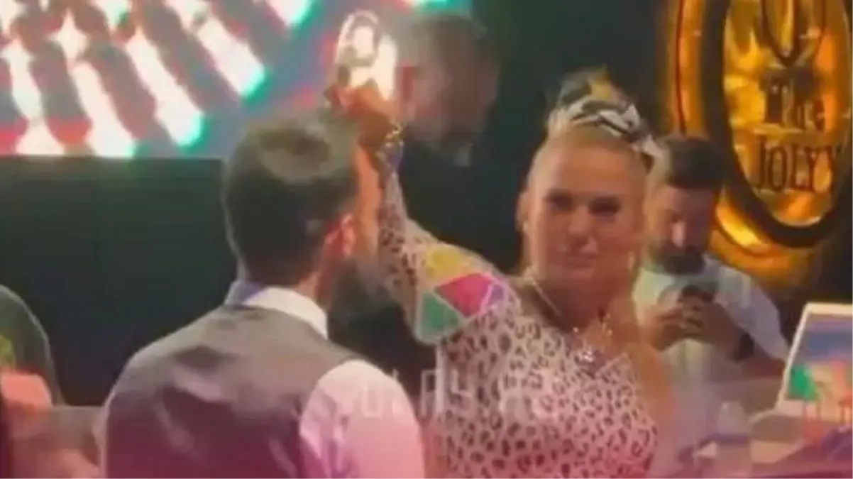 Demet Akalın\'ın kafasına şampanya döktüğü garson: Tamamen espri amaçlı, aşağılık bir durum içermiyor