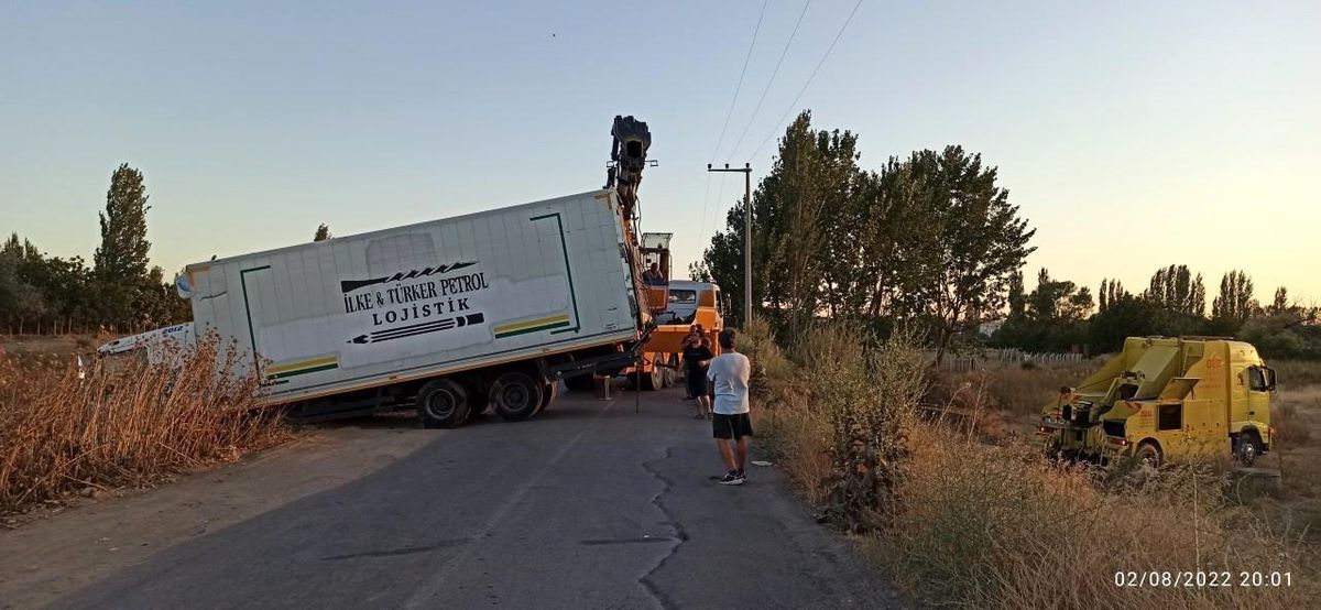 Edremit\'te kamyon dereye uçtu