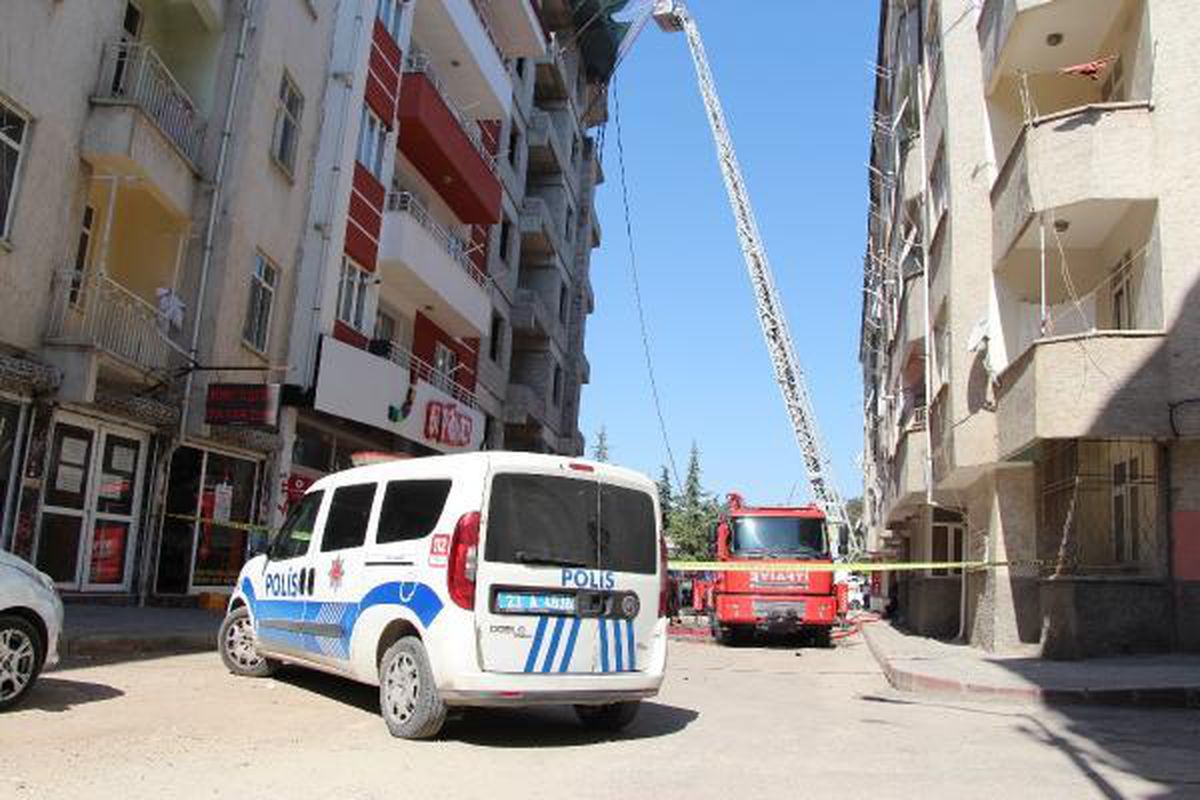 Elazığ'da inşaat çatısında yangın
