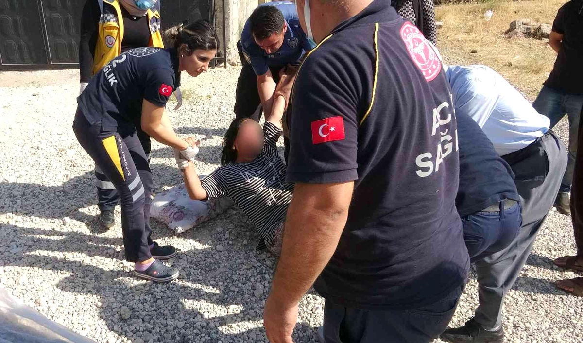 Adıyaman\'da koca şiddeti! Karısını sokak ortasında başına taşla vurarak darbetti