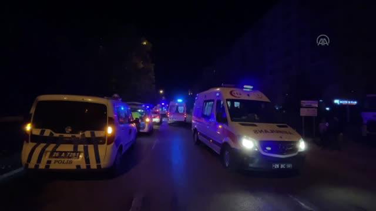 Eskişehir\'de otomobil park halindeki kamyona çarptı 5 kişi yaralandı