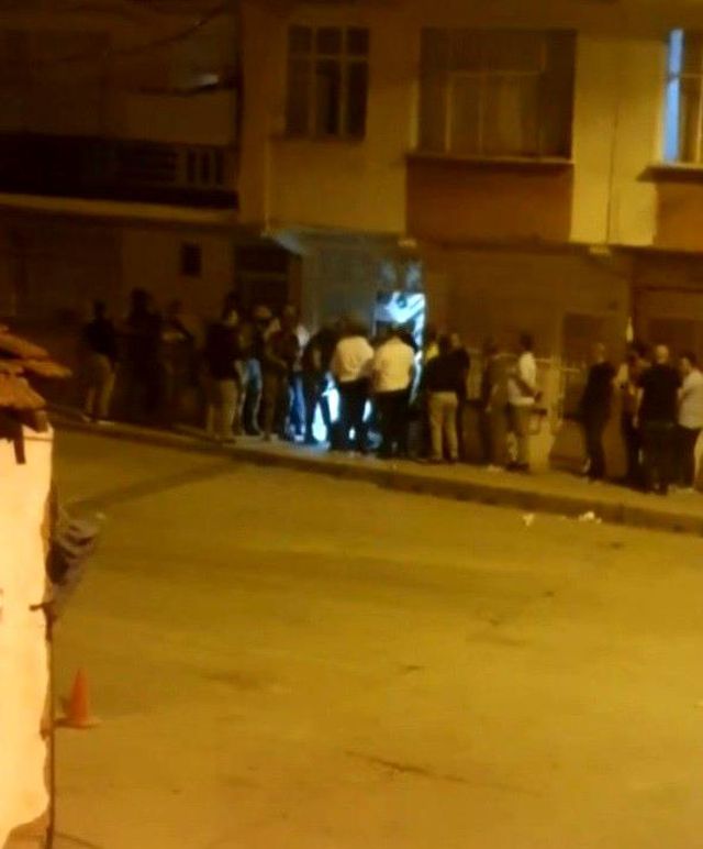 Ev sahibiyle kavga eden kiracı, zili çalıp içeri girmek isteyen polisi vurduktan sonra intihar etti