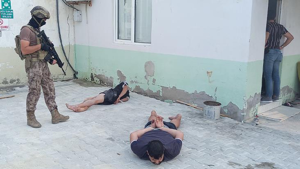 Mersin\'de eylem hazırlığındaki 2 PKK\'lı yakalandı! Nefes kesen operasyon kameraya yansıdı