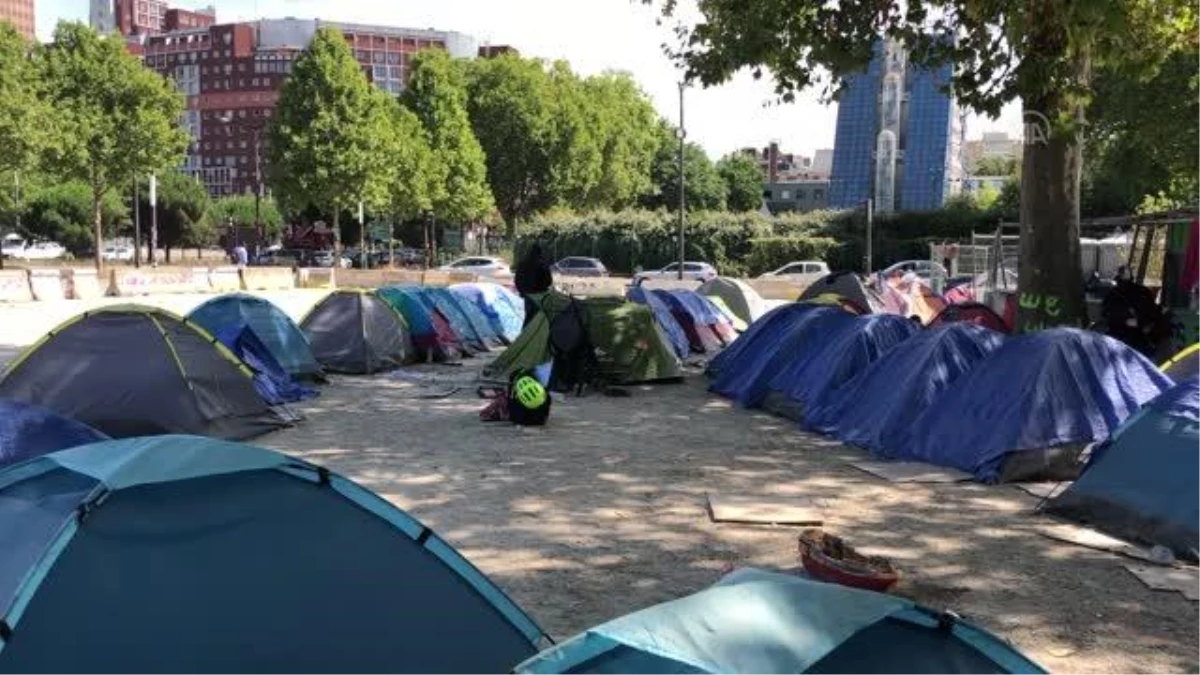 Fransa\'da boğucu sıcaklar çadırlarda yaşayan evsiz aileleri tehlikeye atıyor