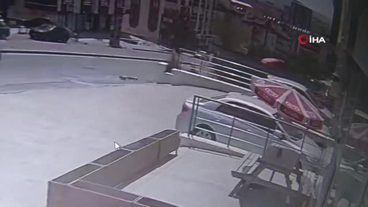 Freni boşalan kamyon markete girdi