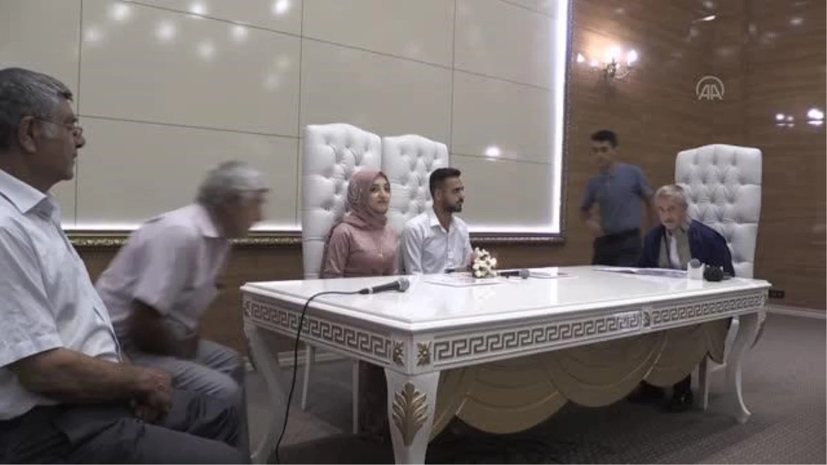 Gaziantepli işitme engelli çift nikah masasında işaret diliyle "evet" dedi