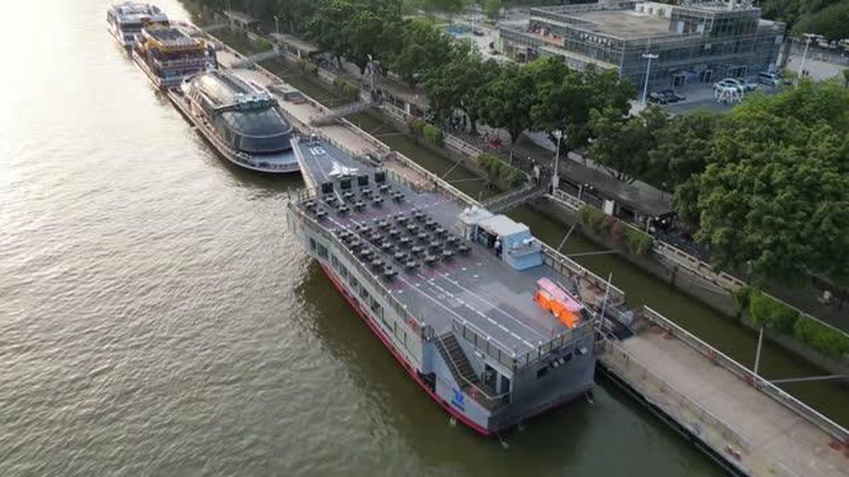 GUANGZHOU - Çin\'de uçak gemisi görünümünde gezi teknesi